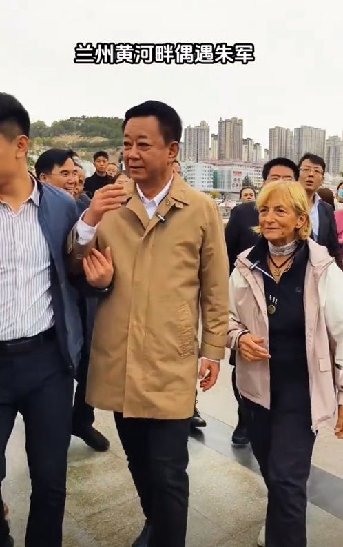 脸横肉眼睛肿大陪维娜打卡黄河被冷脸嫌弃龙八国际娱乐网站60岁朱军现身兰州满(图1)