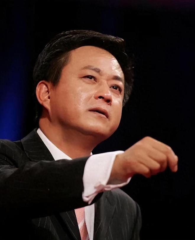 脸横肉眼睛肿大陪维娜打卡黄河被冷脸嫌弃龙八国际娱乐网站60岁朱军现身兰州满(图8)