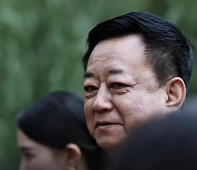 脸横肉眼睛肿大陪维娜打卡黄河被冷脸嫌弃龙八国际娱乐网站60岁朱军现身兰州满(图9)