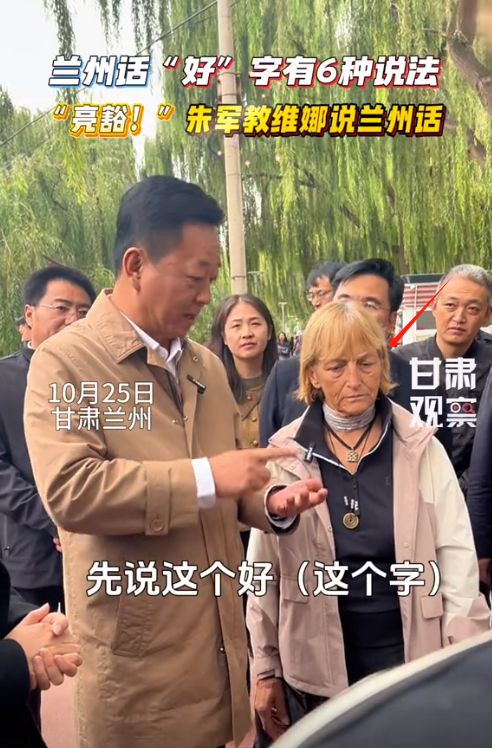 脸横肉眼睛肿大陪维娜打卡黄河被冷脸嫌弃龙八国际娱乐网站60岁朱军现身兰州满(图2)