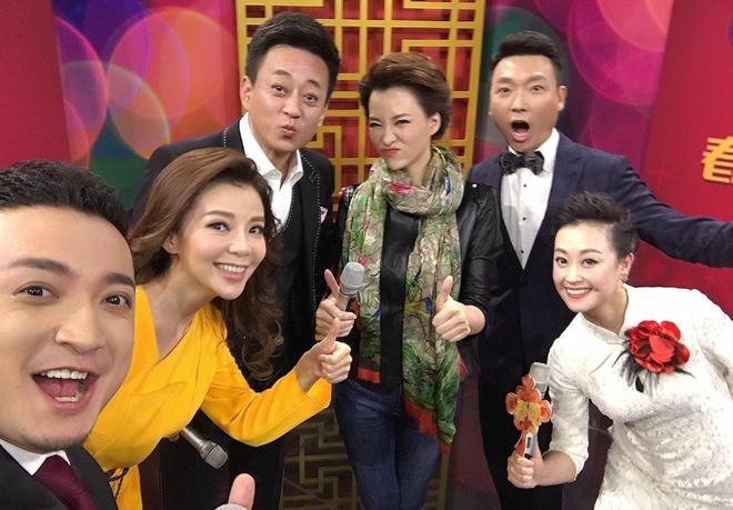 脸横肉眼睛肿大陪维娜打卡黄河被冷脸嫌弃龙八国际娱乐网站60岁朱军现身兰州满(图3)