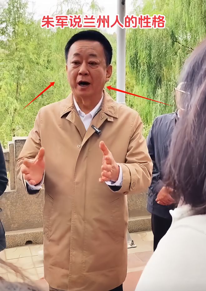 脸横肉眼睛肿大陪维娜打卡黄河被冷脸嫌弃龙八国际娱乐网站60岁朱军现身兰州满(图14)