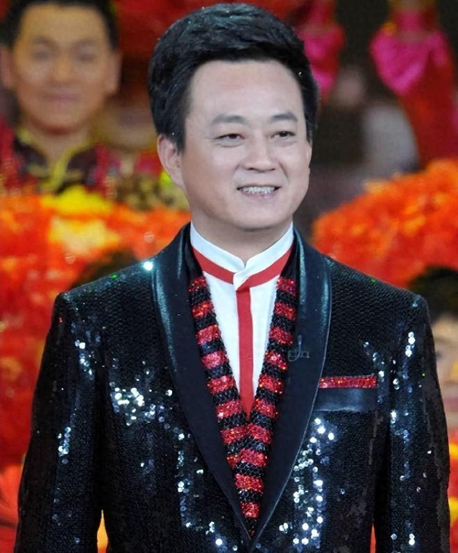 脸横肉眼睛肿大陪维娜打卡黄河被冷脸嫌弃龙八国际娱乐网站60岁朱军现身兰州满(图13)