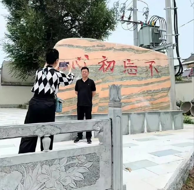 脸横肉眼睛肿大陪维娜打卡黄河被冷脸嫌弃龙八国际娱乐网站60岁朱军现身兰州满(图15)