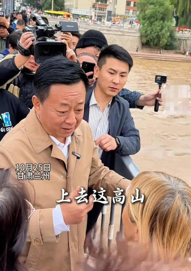 脸横肉眼睛肿大陪维娜打卡黄河被冷脸嫌弃龙八国际娱乐网站60岁朱军现身兰州满(图12)