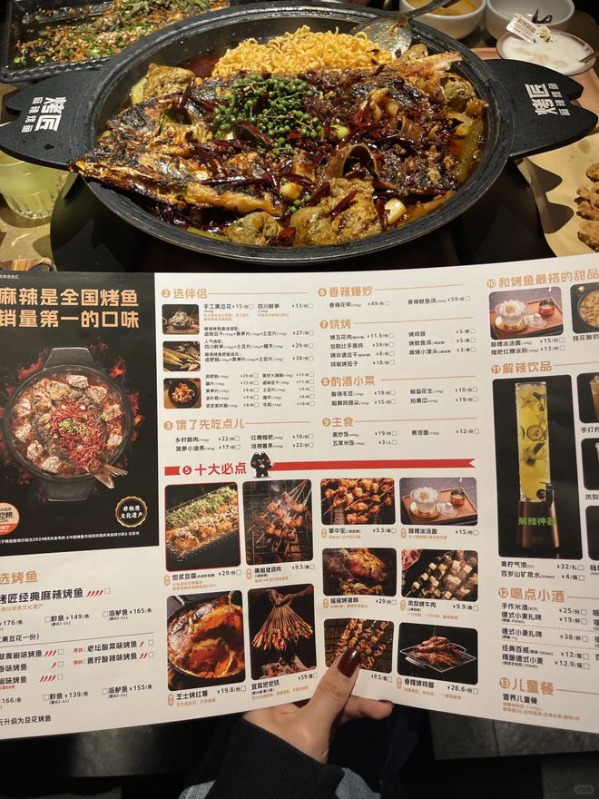 靠的是什么才能火爆出圈龙8体育排队7小时烤匠(图3)