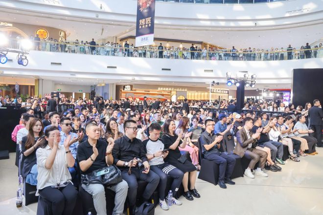 靠的是什么才能火爆出圈龙8体育排队7小时烤匠(图13)
