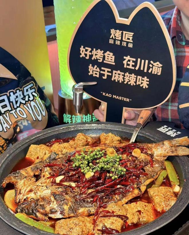 靠的是什么才能火爆出圈龙8体育排队7小时烤匠(图8)