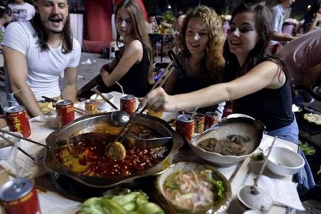 美食后回国面对白人饭简直生不如死龙8体育首批免签来华老外尝过中国(图3)