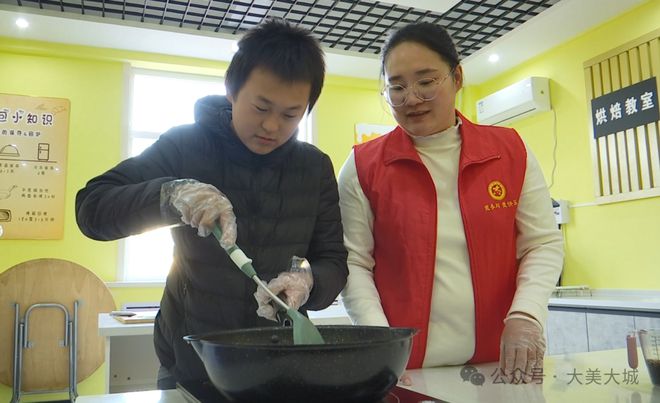 特殊学校、制作烘焙快乐”活动龙8囯际祥和里社区举办“走进(图3)